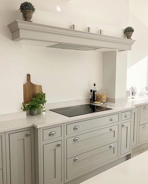 ⭐️Kitchen Mantle Inspiration⭐️ for you this morning. Kitchen Mantles are the focal point of a kitchen. You don’t need an existing fire place to create any of these. A wall, an extractor fan and a little Inspiration is all that’s required 👌  Tap on each photo to see who they belong to and to take you to more pictures of these stunning kitchens 🥰  #kitchen #kitchens #kitchenmantlepiece #kitcheninspoweek #kitchenideas #kitcheninspo #kitcheninspiration #interior #interiors #interiorlove #interiori Kitchen Mantle Ideas, Mantle Inspiration, Kitchen Cooker Hood, Kitchen Mantle, Morning Kitchen, Real Kitchens, Taupe Kitchen, Kitchen Extractor, Kitchen Fan