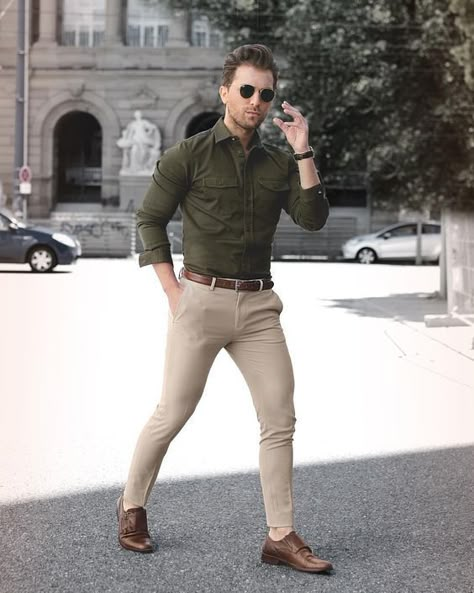 Casual dress guide for young men. Learn how to dress casual without looking like a slob. #YoungMensFashion Flat Pants, Young Mens Fashion, Mens Business Casual Outfits, Herren Style, Formal Men Outfit, Men Fashion Casual Shirts, Formal Mens Fashion, Mens Fashion Edgy, Stylish Men Casual