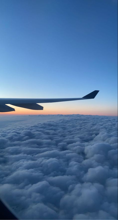 Pretty Airplane View, Aeroplane Window Aesthetic, Plane Window Wallpaper, Airplane Window Wallpaper, Flight Window View, Aeroplane Window View, Flight Window Pics, Plane View Aesthetic, Plane Background