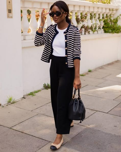 Stripe Cardigan Outfit, British Girl, Ballet Flats Outfit, Mode Tips, Black And White Cardigans, Flats Outfit, Outfit Chic, Girls Fall Outfits, Corporate Outfits