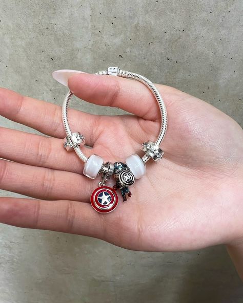 Accessorize any Avengers look with these #CaptainAmerica charms from @theofficialpandora 💎 Marvel Pandora Charms, Marvel Pandora, Marvel Style, Nerd Aesthetic, Pandora Bracelet Charms Ideas, Charms Pandora, Bracelet Charms, Pandora Bracelet Charms, Star Spangled