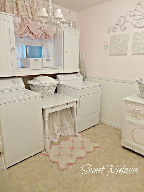 ~Soft romantic laundry room~ Shabby Chic Laundry Room, Pink Laundry Rooms, Laundry Room Wall Decor, Decoration Shabby, Estilo Shabby Chic, Living Vintage, Interior Design Advice, Shabby Chic Bathroom, Room Redo