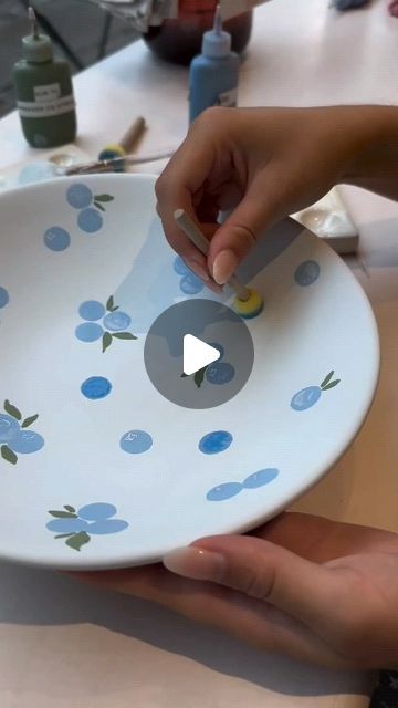 Clay Plates Design Patterns, Painted Dish Ideas, Blue Pottery Painting Ideas, Paint Blueberries, Baby Pottery Painting Ideas, Cute Plate Designs, Paint A Pot Ideas, Creative Space Keramik Ideas, Ceramic Bowl Designs