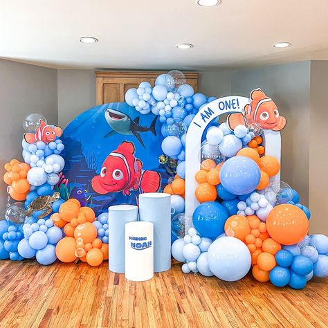 Just keep swimming, just keep swimming 🐠🪸 Noah just turned one! And our Deluxe half hoop with customized arch backdrop display and deluxe Garland brought the ocean to the party!🐙🦀 #balloons #balloondisplay #nemopartydecor #makeastatement #balloons #balloonart #organicballoons #wintergardenballoons #balloonstylists #balloonswintergarden #wintergardenballoongarlands #balloonsofinstagram #balloonsbusiness #wintergardenevents #eventdecor #balloonsdecoration Finding Nemo Backdrop, Finding Nemo Balloon Arch, Nemo Backdrop, Nemo Party, Just Keep Swimming, Balloon Display, Arch Backdrop, Keep Swimming, Finding Nemo