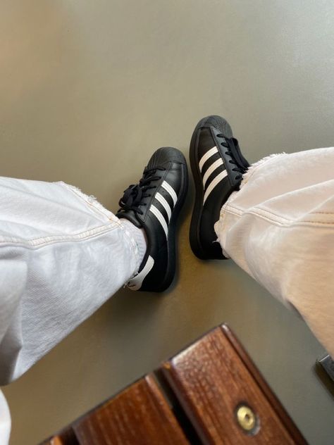 Addidas Shoes All Stars, Adidas Black Superstar Outfit, Adidas Superstar Aesthetic, Superstar Aesthetic, Black Adidas Superstar Outfit, Black Adidas Superstars, Black Adidas Superstar, Black And White Superstars, Adidas Superstar Outfit