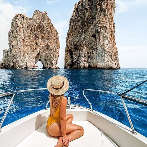 Boat Poses, Capri Boat, Boat Pose, Travel Picture Ideas, Capri Italy, Couple Picture Poses, Beautiful Places In The World, Boat Trips, Wonderful Day