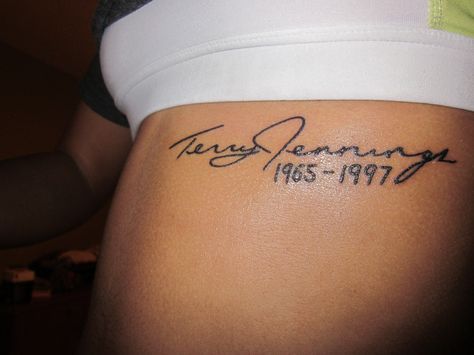 My first tattoo. My dad's exact signature and his dates <3 Signature Tattoo, Rip Tattoo, Anker Tattoo, Date Tattoos, Remembrance Tattoos, Geniale Tattoos, Dope Tattoos For Women, Dad Tattoos, Memorial Tattoo