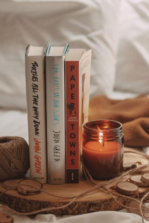 Cozy Bookstagram, Pictures Captions, Bookstagram Photos, Christmas Instagram Pictures, Bookstagram Aesthetic, Book Flatlay, Book Photography Instagram, Christmas Instagram, Bookstagram Inspiration