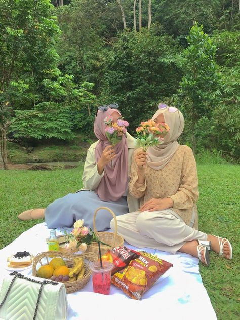 Picnic Vibes Outfit, Picnic Selfie Ideas, Picnic Outfit Hijab Ideas, Outfit Ideas Picnic, Picnic Photo Ideas Friends, Picnic Style Outfit, Desi Picnic Aesthetic Ideas, Modest Picnic Outfit, Picnic Outfit Hijab