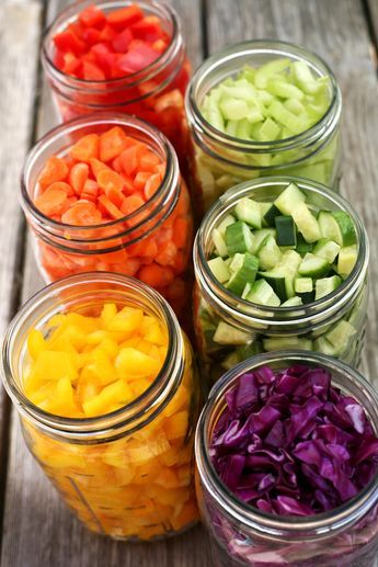 For All You Salad-Lovers! Try This DIY Mason Jar Salad Bar Diy Salad Bar, Retreat Food, Salad Lovers, Diy Salad, Super Salad, Jar Meals, Jar Salads, Jar Salad, Diy Mason Jar