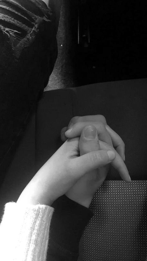 Couples Hand Photos, Girl Boy Hand Holding, Longdistancerelationship Pic Aesthetic, Snap Couple Ado, Couples Aethstetic Holding Hands, Couples Hand Pictures, Longdistancerelationship Pic, Aethstetic Couple Photos, Photo En Couple Ado