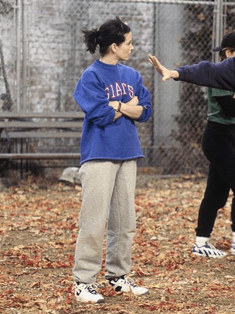 Monica Geller's 7 Best Outfits On "Friends" Monica Geller Workout, Friends Best Outfits, Friends Show Fashion, Monica Geller Winter Outfits, Friends Aesthetic Tv Show Outfits, Friends Outfits 90s Monica, 90s Women Outfits, Vintage 90s Aesthetic Outfits, 90s Sitcom Fashion