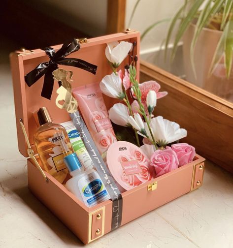 Wooden Box Gift Hampers, Beauty Hamper Ideas, Mom To Be Hamper, Handmade Hamper, Hampers Ideas, Packing Shoes, Makeup Gift Box, Wedding Packing, Diy Belt For Dresses