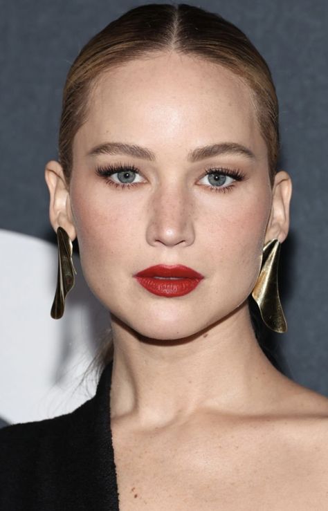 Jennifer Lawrence Makeup Looks, Jennifer Lawrence Makeup, Celebrities Makeup, Brunette Celebrities, Celeb Makeup, Bold Lip Makeup, Bad Makeup, Bold Lip, Hollywood Actress