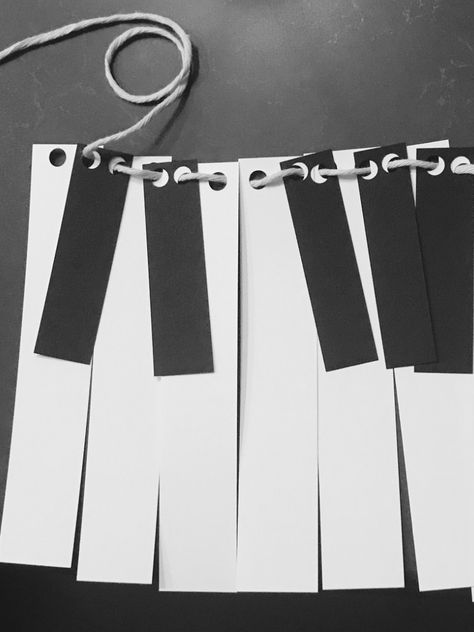 How to make piano keyboard garland — Leila Viss, 88PK Music Party Decorations, Music Birthday Party, Music Theme Birthday, Music Classroom Decor, Music Themed Parties, Piano Recital, Rock Star Party, Preschool Music, Music Crafts