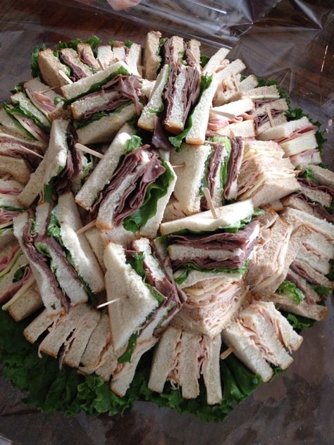 Sandwich platter Party Food Easy Cheap, Hoagie Sandwiches, Summertime Food, Easy Sandwich, Wedding Lunch, Boys Food, Sandwich Platter, Boys 1st Birthday Party Ideas, Sandwich Trays