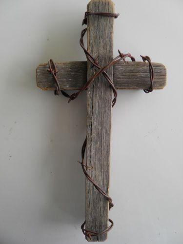 Pallet Cross, Barb Wire Crafts, Barbed Wire Art, Wal Art, Barb Wire, Rustic Cross, Barn Wood Projects, Barn Wood Crafts, Wooden Crosses