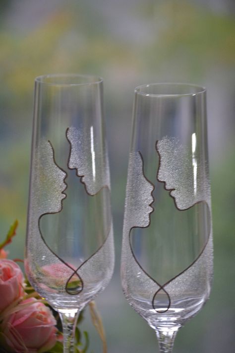 Wedding Glasses Decoration, Doodh Pilai, Mr And Mrs Glasses, Wedding Glasses Diy, Champaign Glasses, Hand Painted Champagne Flutes, Birthday Wine Glasses, Kiss Face, Handmade Wedding Gifts