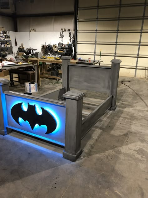 Little Boy Furniture, Batman Bedroom Ideas, Batman Room Ideas, Batman Furniture, Man Bed, Batman Bed, Batman Bedroom, Spiderman Room, Batman Room