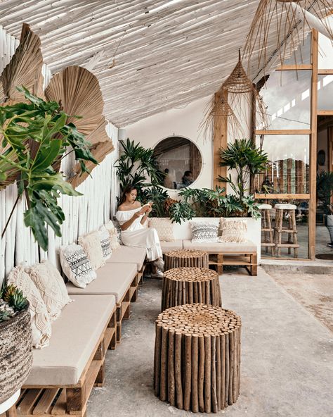 Tulum Decor Inspiration Outdoor, Tulum Bar Design, Boho Coffee Shop Interior Design, Boho Restaurant Interior Design, Boho Cafe Decor, Boho Cafe Interior, Outdoor Cafe Design Ideas, Boho Style Restaurant, Coffee Shop Architecture