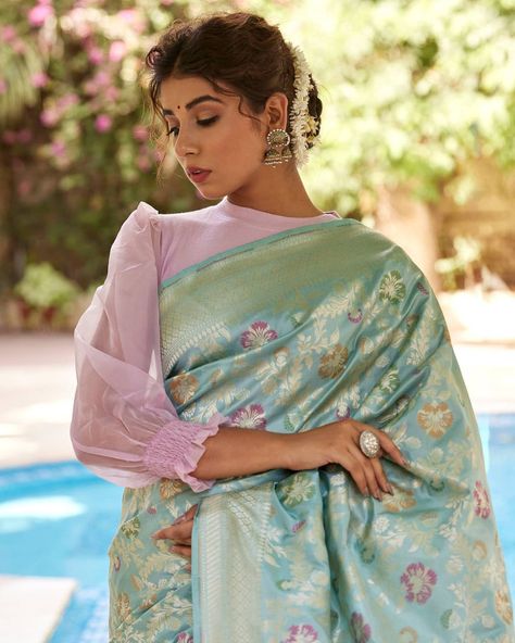 Saree Photography, Simple Wedding Centerpieces, Paper Cut Design, Pakistani Style, Stylish Blouse Design, Banarasi Silk Saree, Stylish Blouse, Banarasi Sarees, Simple Wedding