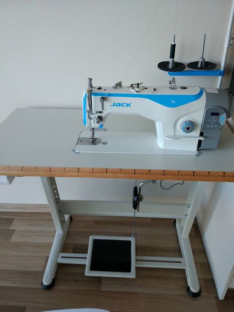 Industrial sewing machine vs. domestic. Sewing machine review. Picture Of Sewing Machine, Industrial Sewing Machine Tutorials, Mens Sewing, Sew Machine, Sewing Aesthetic, Sewing Machines Best, Sawing Machine, Mens Sewing Patterns, Ways To Lace Shoes