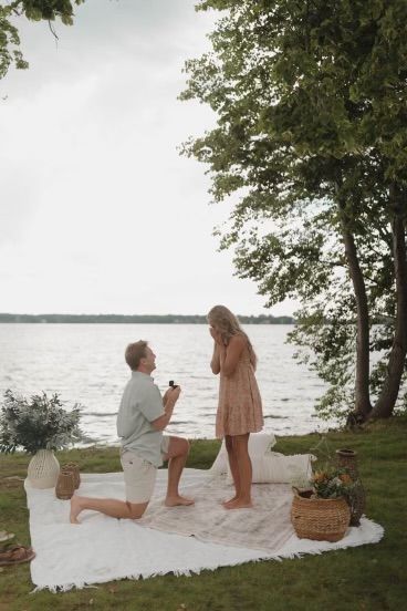 Minimalistic Proposal Ideas, Engagement Moment Photos, Engagement Scene Ideas, Subtle Proposal Ideas, Marriage Proposal Photos, Minimalist Proposal Ideas, Lowkey Proposal Ideas, Dock Proposal Ideas, Simple Proposal Set Up