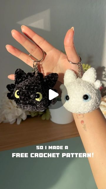 Best Friend Crochet Patterns, Crochet Best Friend Keychain, Crochet For Besties, Couples Keychains Diy, Friendship Crochet Ideas, Couple Keychain Crochet Ideas, Crochet Projects For Men Gifts, Diy Matching Keychains, Matching Crochet Ideas For Friends