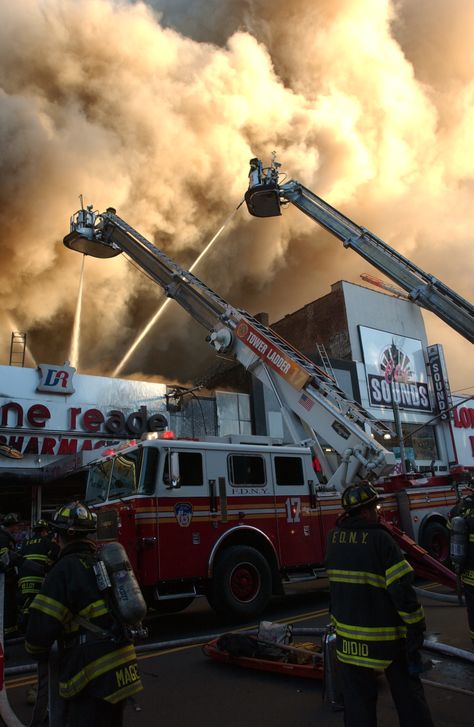 Fdny Firefighters, Firefighter Photography, Fireman Sam, New York City Map, Fire Brigade, Fire Apparatus, Fire Service, Fire Rescue, Emergency Vehicles