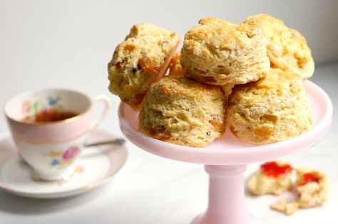 Here it is! The official royal English scone recipe served at Buckingham Palace, because your teatime deserves only the very best. This buttery English scone recipe is easy to make, tastes moist and tender, and above all, is Queen Elizabeth approved. Get the recipe. . . . . #scones #englishscones #sconerecipe #britishfood English Scones Recipe, Sally Baking, English Scone, Afternoon Tea Scones, English Scones, Bridgerton Party, Tea Scones, British Foods, Scones Recipe Easy