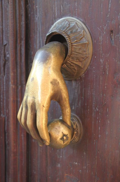 Doorknockers House, Diy Door Knocker, Brass Door Knockers, Vintage Door Knocker, Unique Door Knockers, Garrison Colonial, Pineapple Door Knocker, Door Knockers Vintage, Antique Door Knockers