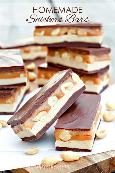 Snickers Bars Recipe, Homemade Snickers Bars, Brownie Vegan, Homemade Candy Bars, Snickers Candy, Homemade Snickers, Snickers Bar, Butter Bars, Chocolate And Peanut Butter