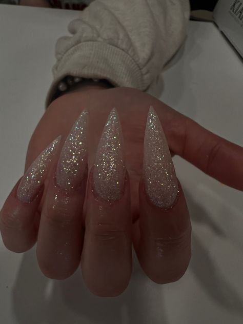 Glitter Stilletos Nails, White Silver Winter Nails, Christmas Nails Sparkly Silver Glitter, Pointy Nails Christmas, Short Stilleto Nails Glitter, Christmas Nails 2023 Stiletto, White Sparkly Winter Nails, Prom Stilleto Nails, Silver Crystal Nails