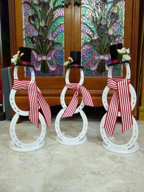 Diy Horse Shoe Crafts, Horse Shoe Art Ideas, Horse Shoe Christmas Tree Ideas, Christmas Horse Shoe Crafts, Horseshoe Christmas Decorations, Crafts With Horse Shoes, Horseshoe Snowman, Horse Shoe Decor, Horse Shoes Crafts