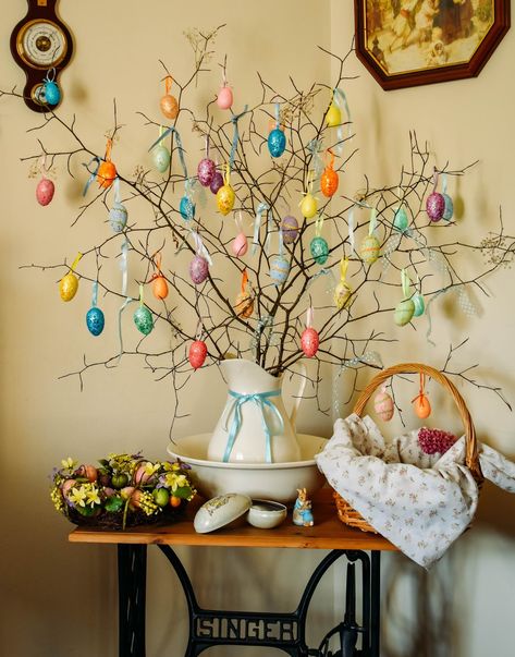 Easter Tree Ideas, Easter Egg Tree, Tafel Decor, Egg Tree, Easter Craft Decorations, Easter Tree Decorations, Easter Eggs Diy, Easter Inspiration, Easter Crafts Diy