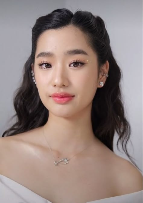 Pictorial Make Up For Graduation, Make Up Ideas For Graduation Pictorial, Simple Make Up For Graduation Pictorial, Simple Makeup For Graduation Pictorial, Hairstyle For Recognition, Hair Inspo For Graduation, Graduation Photoshoot Makeup, Make Up For Graduation Pictorial, Graduation Pic Hairstyle