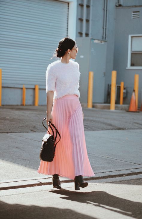 ... Pleated Skirt Outfit Casual, Pink Midi Skirt Outfit, Pink Pleated Skirt Outfit, Midi Skirt Outfit Spring, Dior Pearl Earrings, Pleated Skirt Outfits, Pink Skirt Outfits, Skirt Outfit Casual, Spring Skirt Outfits