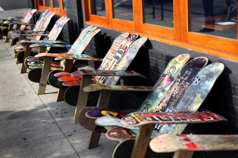 Chairs made of colorful skateboard decks outside of a restaurant in Los Angeles. Skateboard Chair, Colorful Skateboard, Skateboard Room, Skateboard Furniture, Skateboard Decor, Recycled Skateboards, Skate Art, Skateboard Design, Skateboard Art