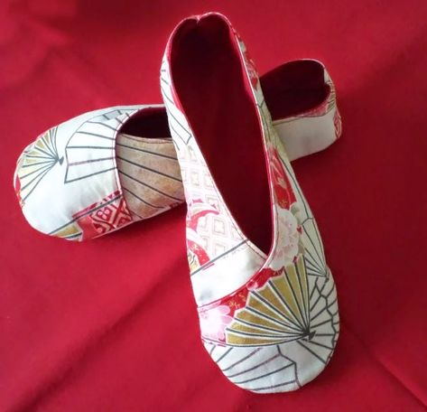 free kimono slippers tutorial Kimono Slippers, Kimono Pattern Free, How To Make Slippers, Hello Sewing, Sewing Slippers, Diy Slippers, Best Slippers, Toddler Slippers, Baby Shoes Pattern