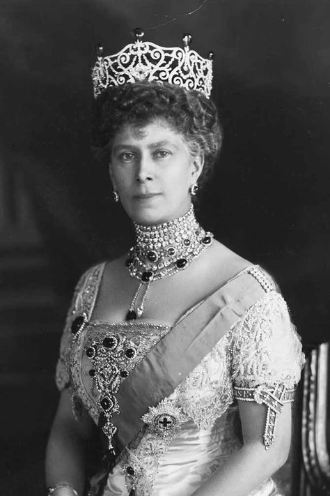 Queen Mary wearing the emerald and diamond choker among many other jewels in a portrait taken around 1911. Kate Wore Historic Emeralds Diana Made Famous | The Adventurine Queen Mary Of Teck, Delhi Durbar, Mary Of Teck, Imperial State Crown, Royal Jewellery, Queen Alexandra, Royal Crowns, King George V, Royal Tiaras