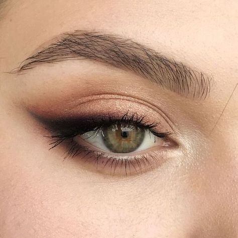 Mac Makeup Eyeshadow, Cat Eye Makeup, Smink Inspiration, Beauty Make-up, Makijaż Smokey Eye, Brown Eyeshadow, Eyeliner Looks, Makeup Hacks, Makeup For Green Eyes