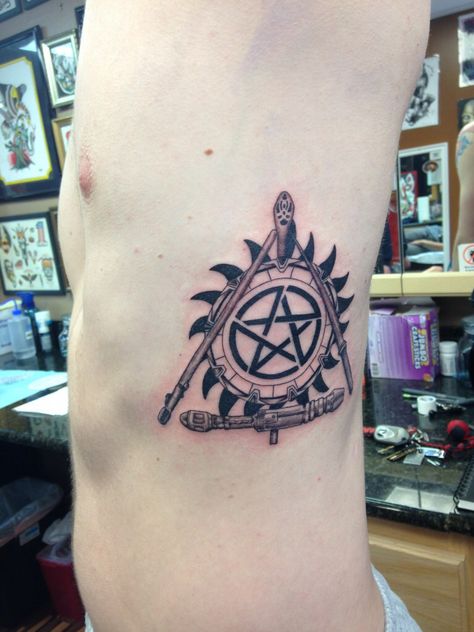 Fandom tattoo. Harry Potter, Dr. Who, Stargate, LOTR, Supernatural, and Star Wars Pentagon Tattoo Design, Star Gate Tattoo, Stargate Tattoo Ideas, Stargate Tattoo, Harry Potter Dr, Dr Who Tattoo, Tattoo Harry Potter, Tribute Tattoo, Fandom Tattoos