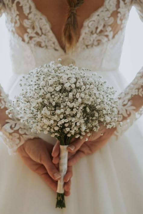 Simple Wedding Bouquets, Earthy Wedding, Rustic Wedding Bouquet, Bridal Bouquet Flowers, White Bridal Bouquet, Bouquet Flower, Sweetheart Wedding Dress, Wedding Decor Inspiration, Dried Flower Bouquet