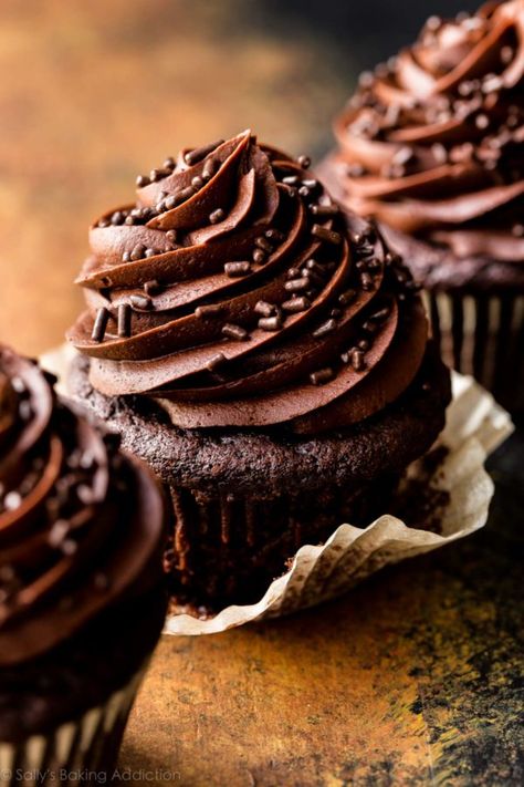 Twix Cupcakes, Homemade Chocolate Cupcakes, Best Cupcake, Chocolate Cupcakes Moist, Fun Cupcake Recipes, Easy Cupcake Recipes, Cupcake Recipes Chocolate, Easy Cupcakes, Brownie Cookies