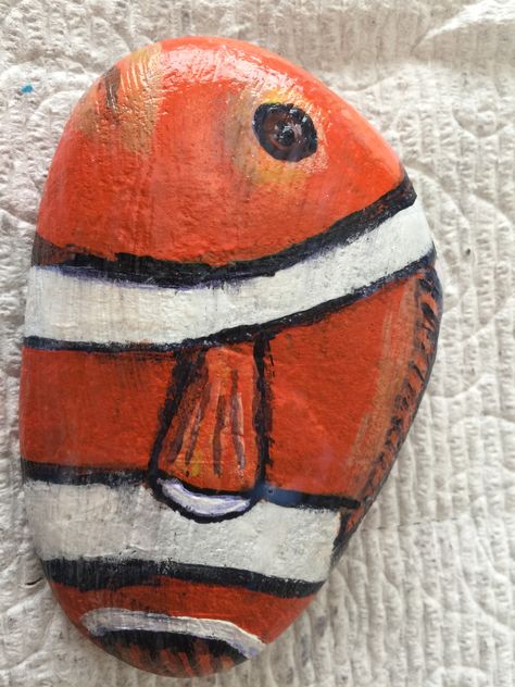 Clown fish painted rock Fish Lips, Lips Painting, Giant Clam, Funny Fish, Happy Rock, Orange Fish, Rocks Painted, Sea Anemone, Rock Ideas