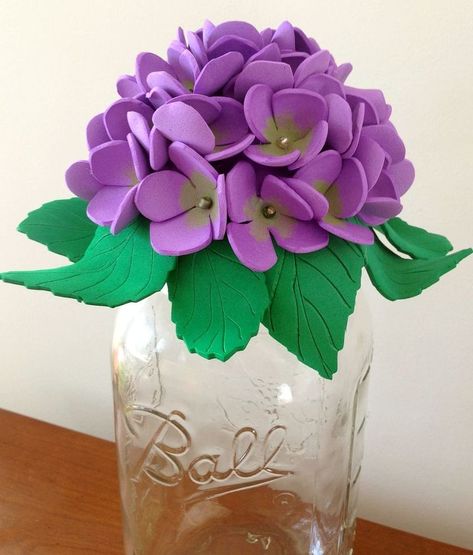 Make foam hydrangea decorative tops for mason jars and other containers from foam sheets you find in craft stores. Beautiful foam petals and leaves are formed using heat from an iron, shaped, painted and glued into decorative tops to adorned mason jars or any other containers. Follow the easy step by step pictorial directions or visit my blog for a complete tutorial. What's so cool about making these decorative mason jar tops is that there's no fumes from heating the foam sheets… Foam Flower Bouquet, Foam Sheet Crafts, Foam Flower, Foam Art, Diy Flores, Mason Jar Flowers, Decorated Jars, Foam Flowers, Foam Sheets