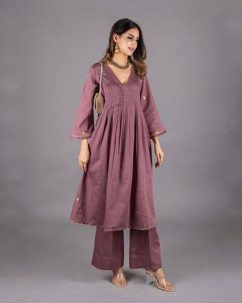 Kurta Designs Women With Dupatta, Smart Indian Outfits For Women, Beautiful Suit Design For Women, Ethnic Outfit For Women, Cotton Suit Set Design, Onion Colour Suit, Bottom Designs Pants For Kurtis, Suit With Pants Indian, Netted Kurti Designs