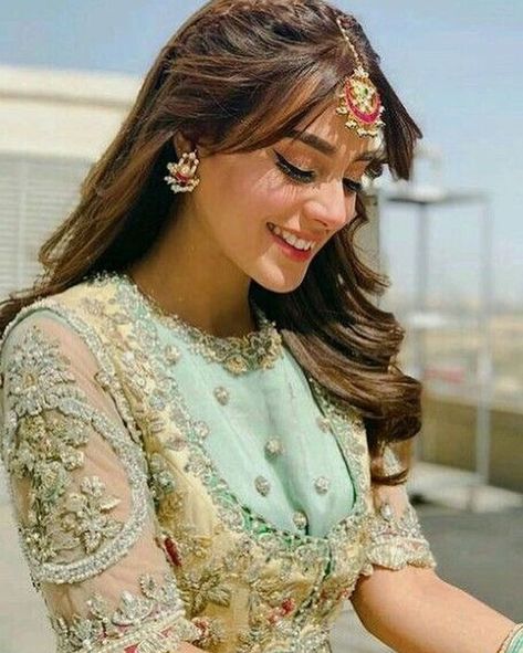 Iqra Aziz Anime Chat, Mehndi Hairstyles, Suno Chanda, Desi Dress, Engagement Hairstyles, Stylish Actresses, Pakistani Formal Dresses, Iqra Aziz, Indian Wedding Hairstyles