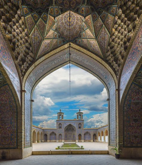 A new book by Rizzoli travels to the corners of the globe to find the architectural splendors of mosques Beautiful Mosque, Mosque Design Islamic Architecture Beautiful, Islamic Mosque Architecture, Most Beautiful Mosques, Indian Islamic Architecture, Shah Jahan Mosque, Pink Mosque, Great Mosque Of Córdoba, Mosque Art