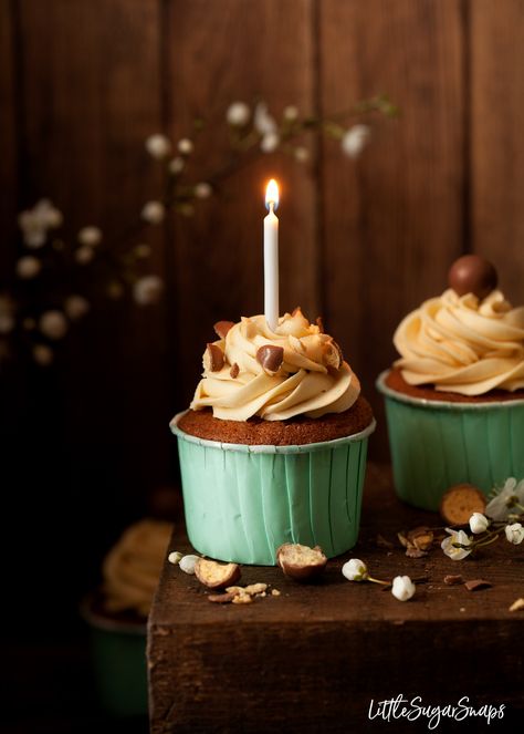 Oh so simple Vanilla Malt Cupcakes with vanilla malt frosting. They're basically a milkshake in cake form. #vanillamaltcupcake #maltcake #maltedmilkcake #maltshakecake #vanillamalt #vanillacake #vanillamaltcake Traybake Cake, Malt Milkshake, Malt Loaf, Simnel Cake, Jam Donut, Cake Form, Baking Journal, Large Cupcake, Gluten Free Cupcakes